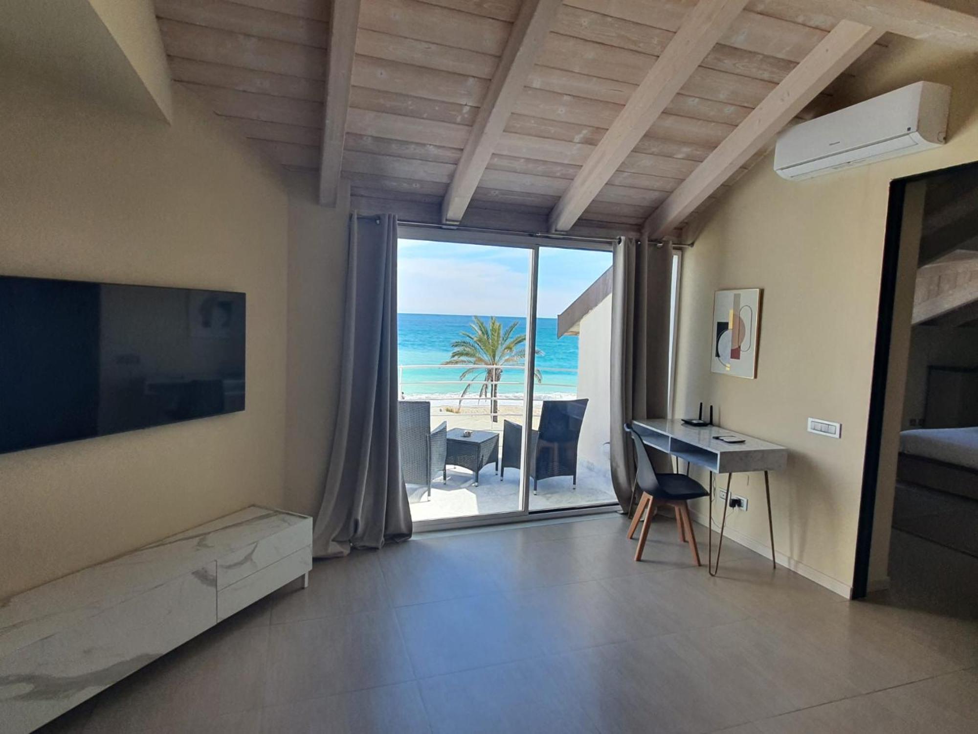 Hotel De La Plage Пиетра Лигуре Екстериор снимка