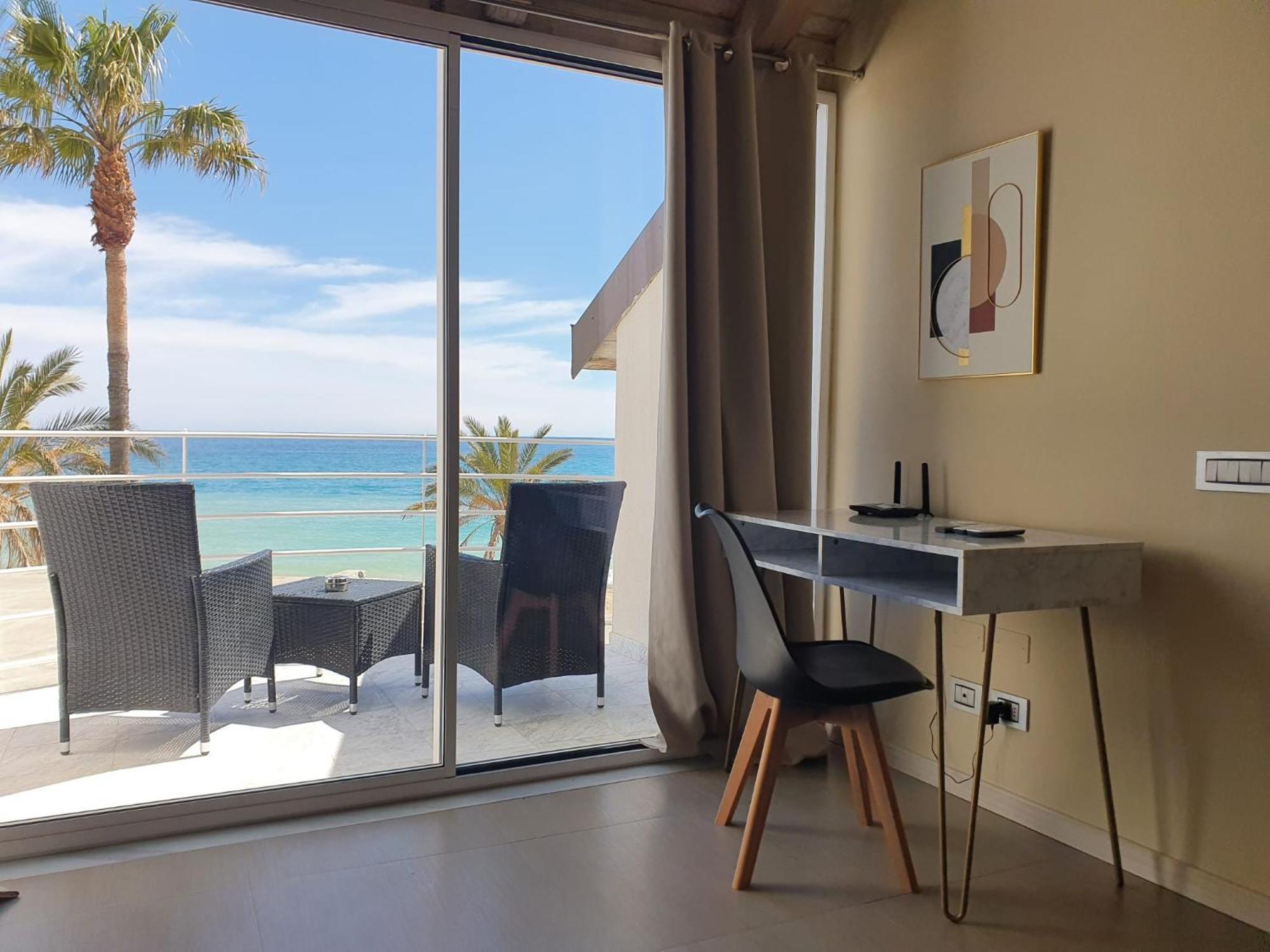 Hotel De La Plage Пиетра Лигуре Екстериор снимка